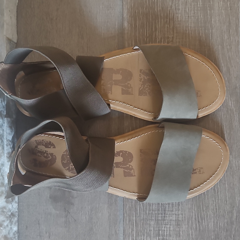 Sorel Olive and Tan Sandals